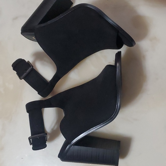 Open toe booties - Picture 3 of 6